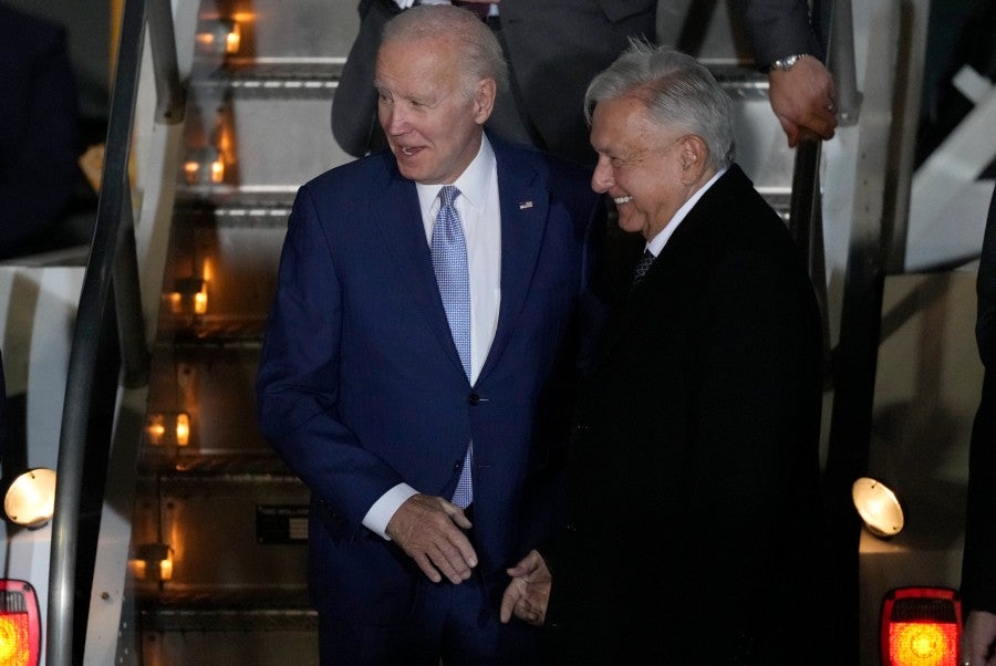 Biden y López se saludan