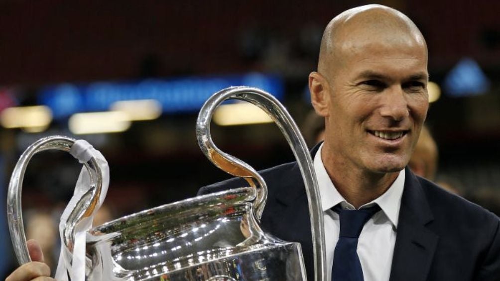 Zidane levantando una de las tres Champions que ganó con el Real Madrid