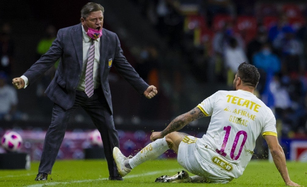 Gignac celebrando con Miguel Herrera