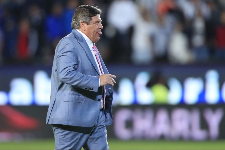 Miguel Herrera dirigiendo un partido 