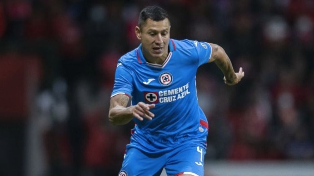 Julio Cesar Domínguez en un partido con Cruz Azul