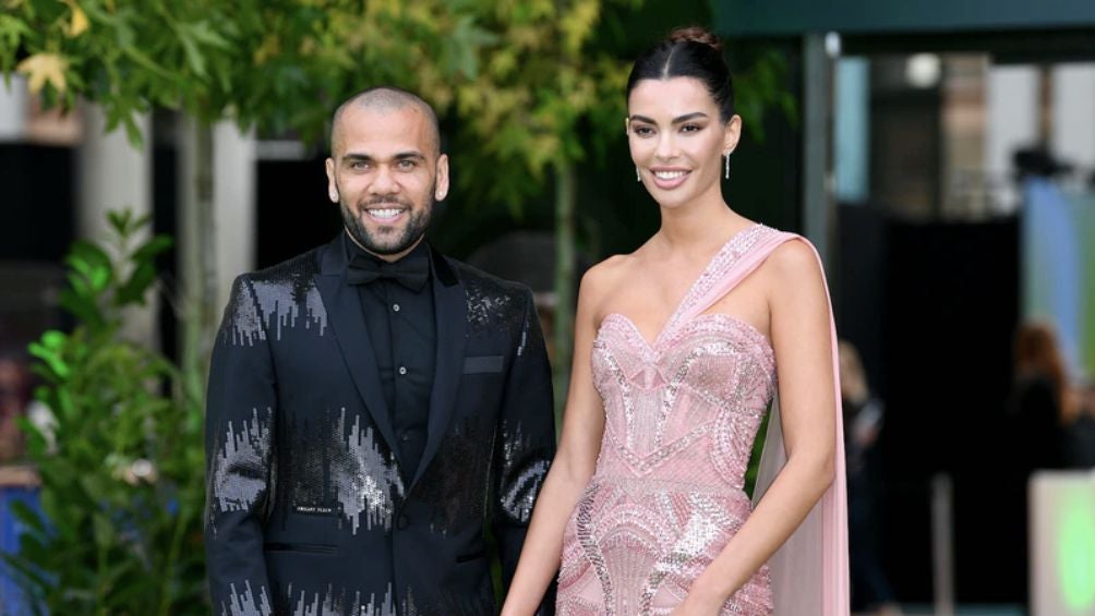 Alves junto a su esposa Joana Sanz