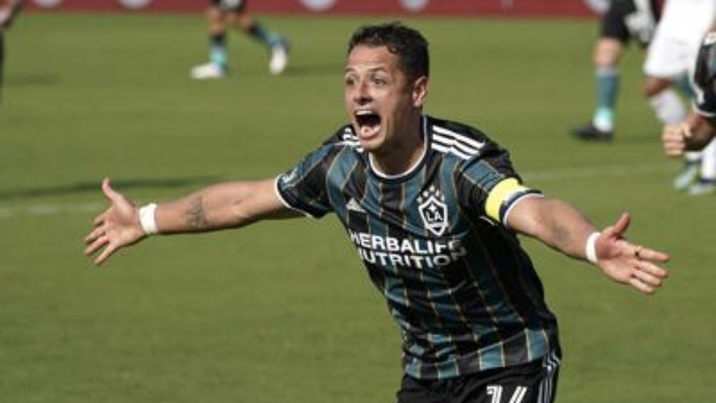 Hernández celebra gol con el Galaxy