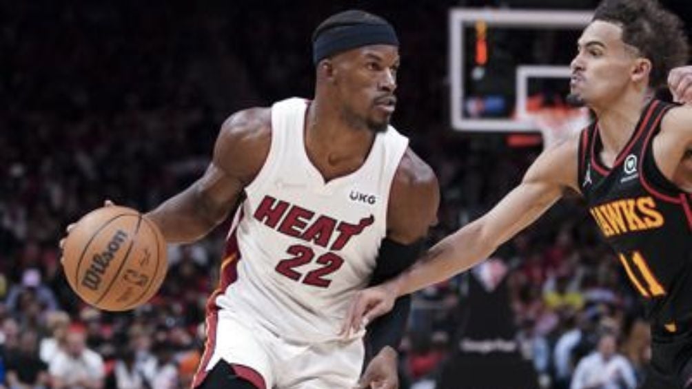 Jimmy Buttler en un duelo con los Miami Heat