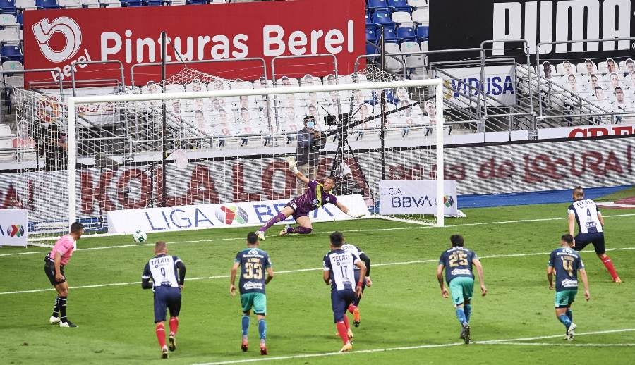 Nico Sánchez anota de penalti ante Puebla