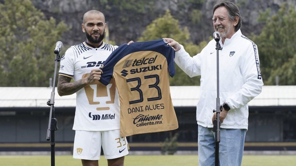 Alves en su presentación con los Pumas