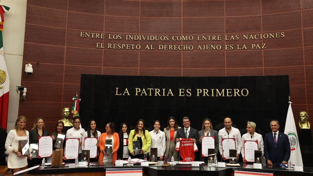 Ricardo Monreal recibió a Chivas Femenil en el Senado de la República