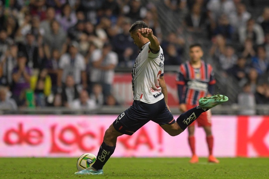 Germán Berterame tirando el penal ante Chivas