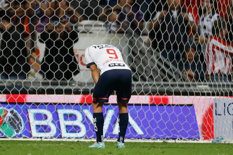 Germán Berterame se lamenta tras fallar el penal