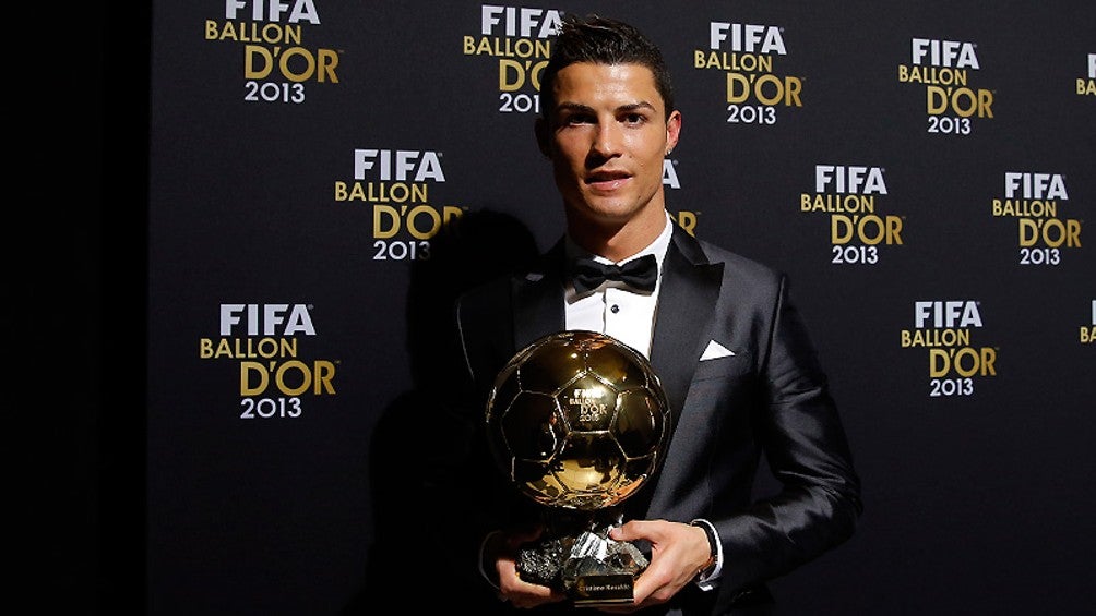 Cristiano Ronaldo recibiendo el Balón de Oro 2013