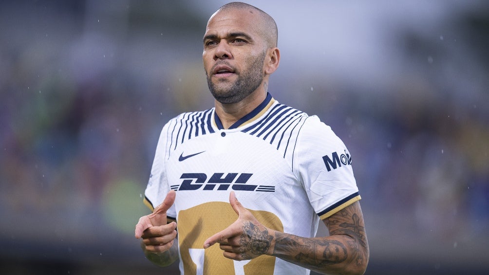 Dani Alves en un partido con Pumas