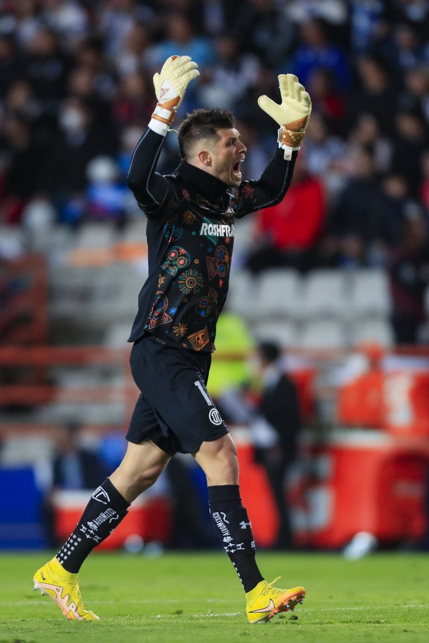 Tiago Volpi en un partido de Toluca