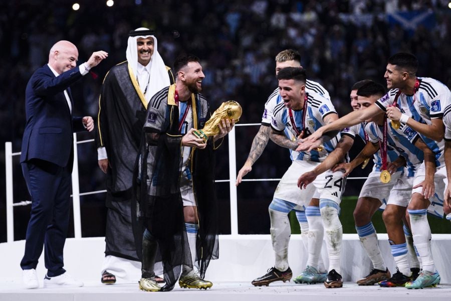 Messi recibiendo la Copa del Mundo 