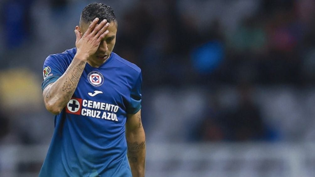 Domínguez en un partido con Cruz Azul