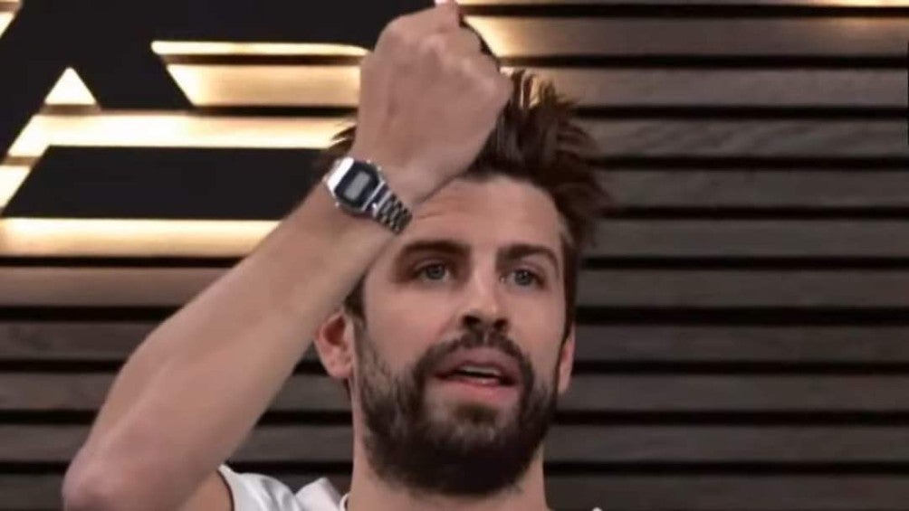 Gerard Piqué mostrando su reloj Casio