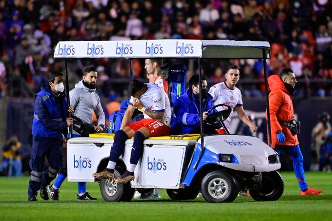 Alexis Vega sale lesionado del partido vs San Luis