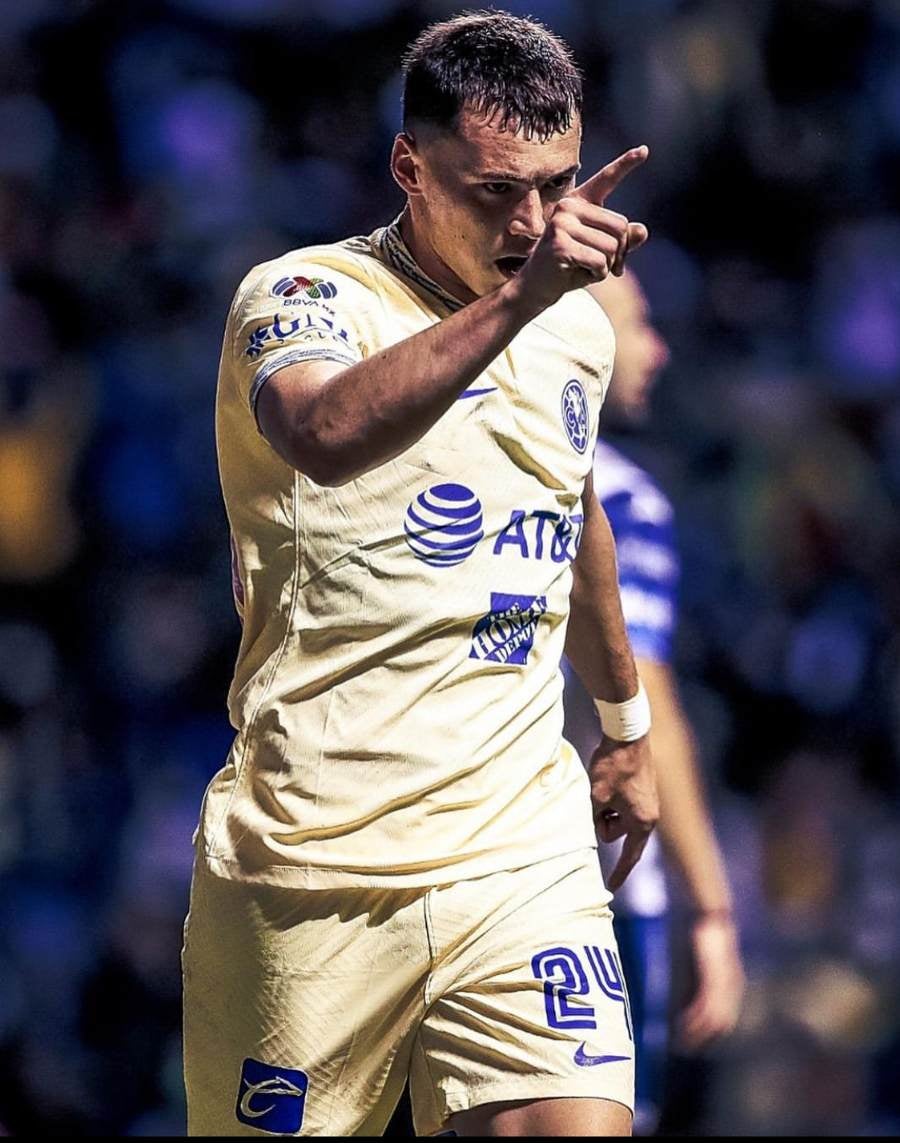 Federico Viñas festejando su gol en el Estadio Azteca