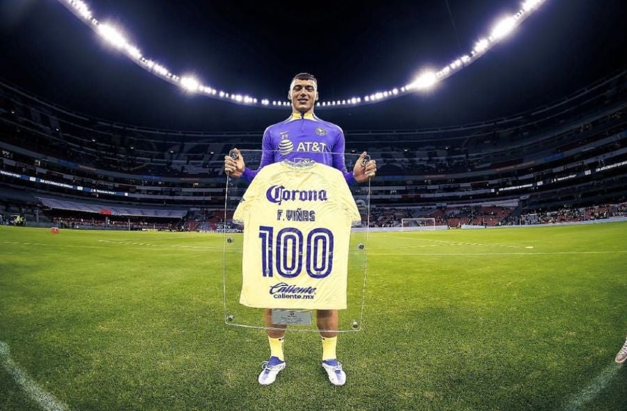 Federico Viñas cumpliendo 100 partidos jugados con América