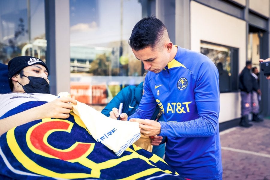 Álvaro Fidalgo firmando a seguidor del equipo americanista