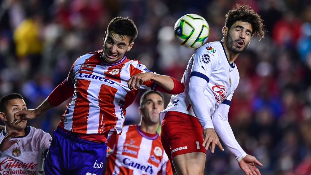 Briseño disputando una pelota aérea