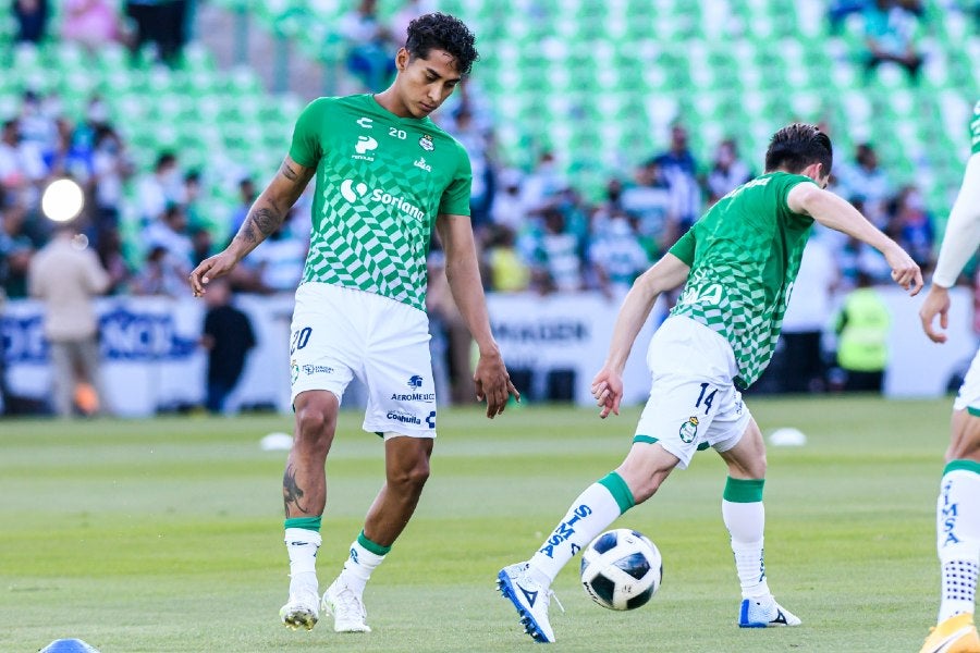 Hugo Rodríguez calentando con su equipo 