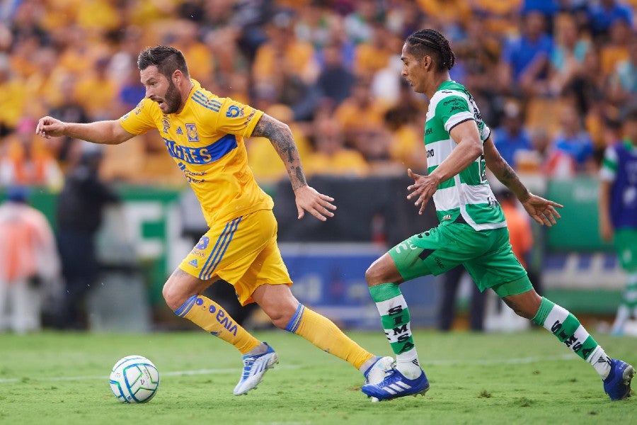 Hugo Rodríguez peleando la pelota contra Gignac 