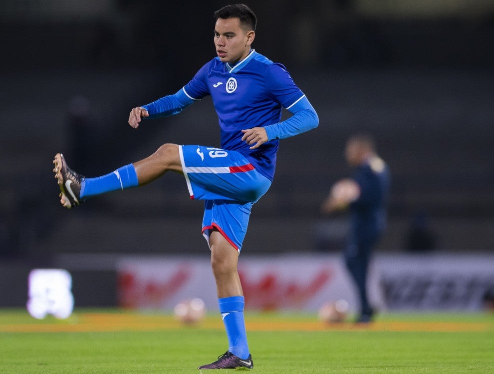 Charly Rodriguez calentando previo a un partido con Cruz Azul