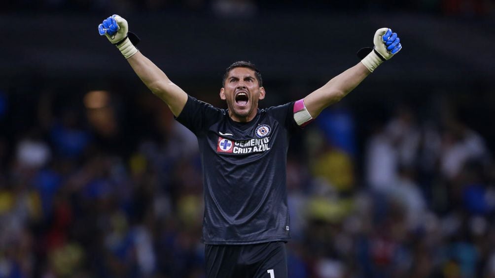 El arquero mexicano celebra victoria de Cruz Azul