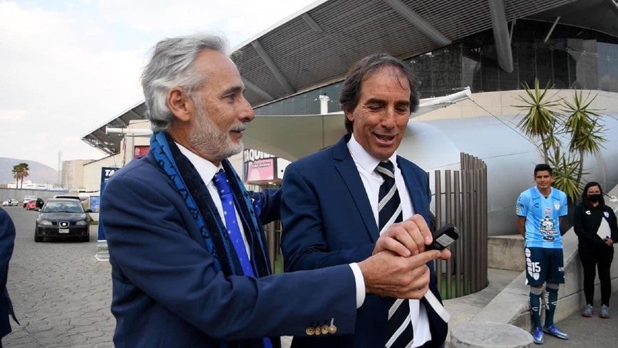 Guillermo Almada recibiendo las llaves de su nuevo coche