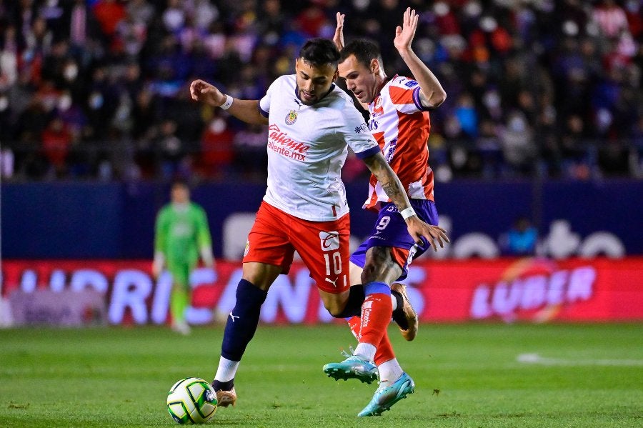 Alexis Vega juega ante Atlético San Luis