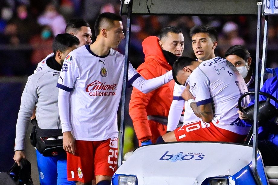 Alexis Vega dejó la cancha entre lagrimas 