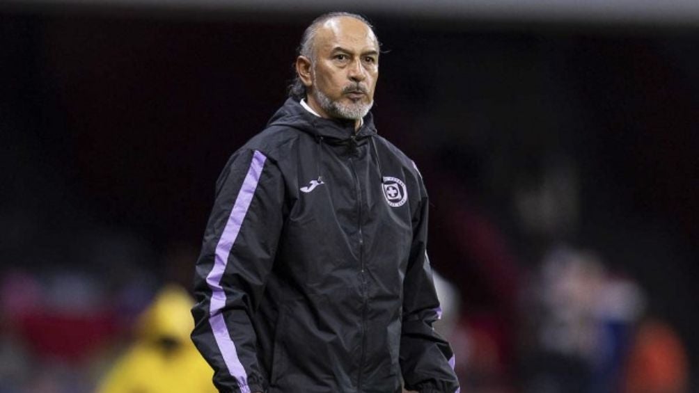 Potro Gutiérrez dirigiendo a Cruz Azul en el Estadio Azteca