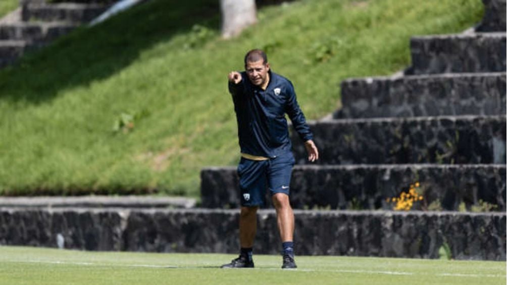 Lazcano dirigiendo una practica con Pumas Femenil