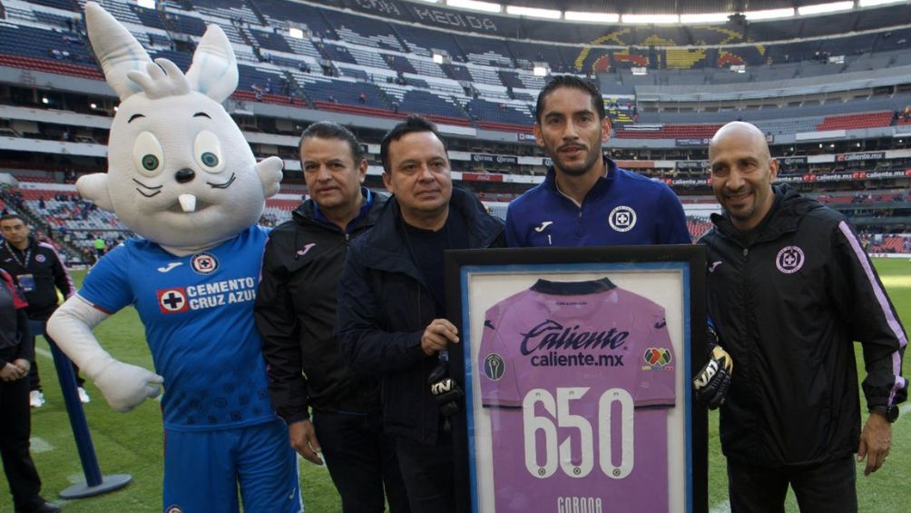 Corona fue reconocido previo al encuentro ante Rayados