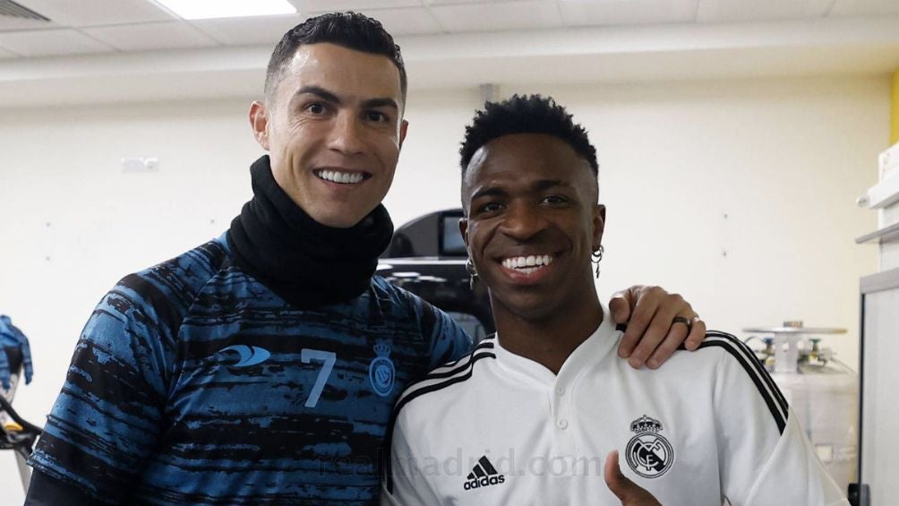 Vinicius Jr. y Cristiano Ronaldo en el vestidor del Real Madrid en Arabia