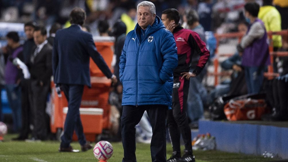 Vucetich dirigiendo a Rayados de Monterrey