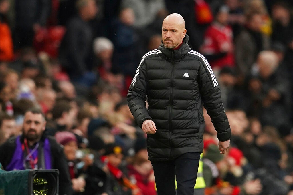 Erik ten Hag dirigiendo un partido