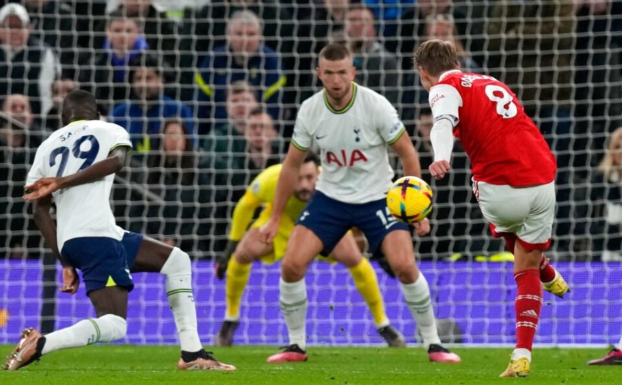 Martin Odegaard dispara contra la portería de los Spurs