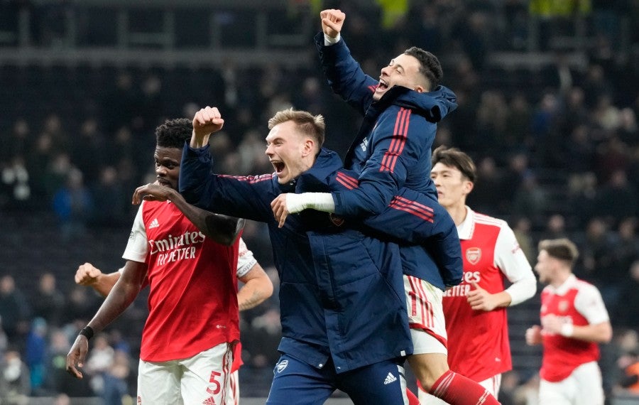 Gunners celebran triunfo ante Tottenham