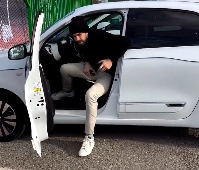 Piqué bajándose de un auto Twingo