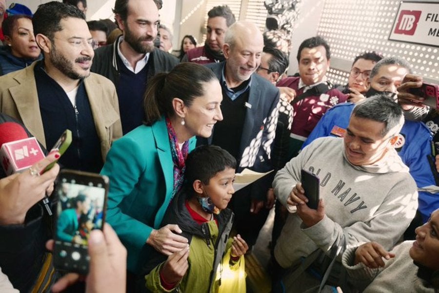 Claudia Sheinbaum saludando a usuarios del metro