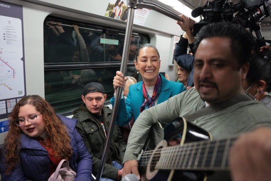 Claudia Sheinbaum viajando en el metro