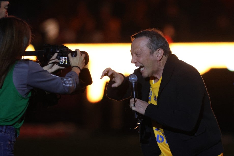 Rob Schneider apoyando a Tigres