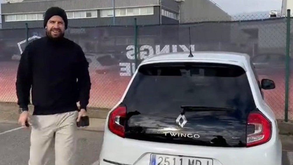 Gerard Piqué llegando en un Twingo