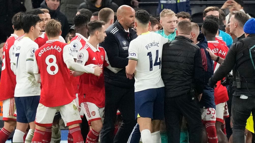 El arquero habría provocado a los aficionados del Tottenham