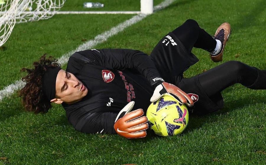 Guillermo Ochoa entrenando