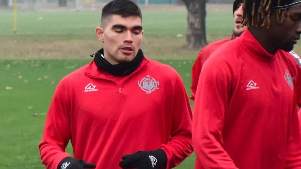 Johan Vásquez en entrenamiento con el Cremonese 