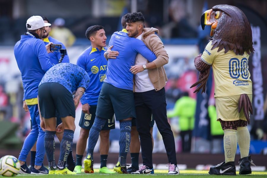 Bruno Valdez despidiéndose de sus compañeros en el Azteca