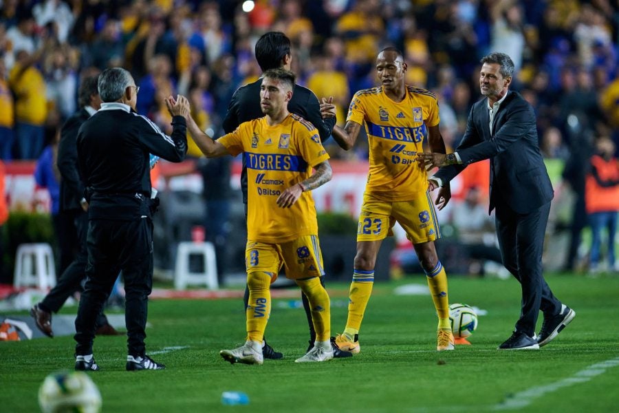 Diego Cocca dirigiendo a Tigres