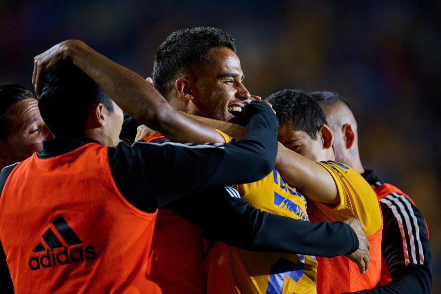 Diego Reyes celebrando con sus compañeros desde la banca